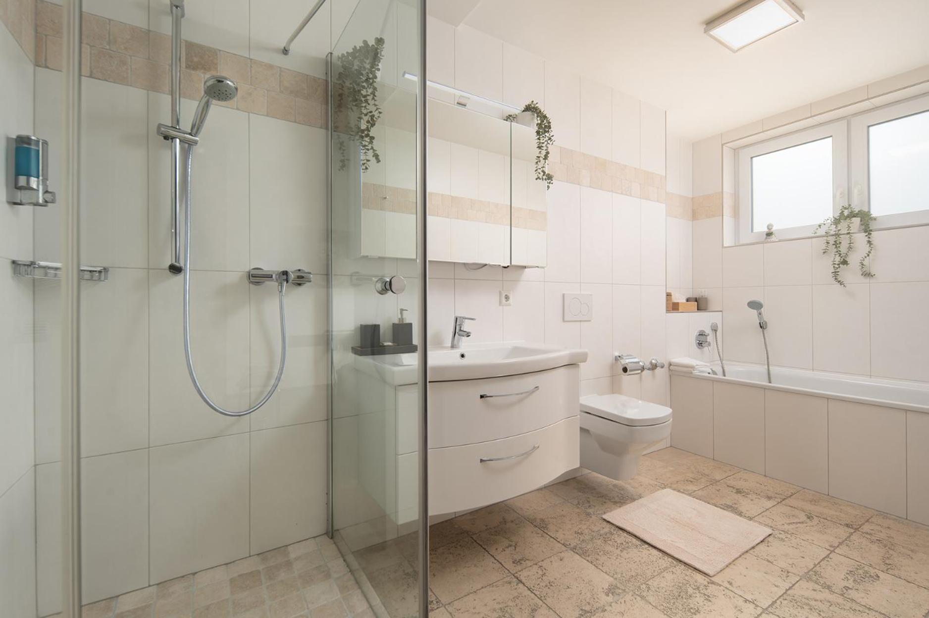 Hotel Vier Jahreszeiten Therme & Kliniken Bad Krozingen Naehe Freiburg & Schwarzwald Ideal Fuer Wellness Kur & Business Ausfluege 24H Check In- Wlan & Parken Gratis Exterior photo